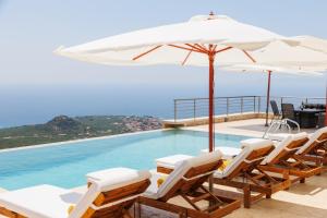 Bazén v ubytování Manazil Mani - Luxury Villas nebo v jeho okolí