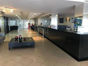 Un vestíbulo con un mostrador y una mesa en el centro. en Bela Hospedagem - Imperial Flat - Beira mar de Tambaú, en João Pessoa 43 fotos más