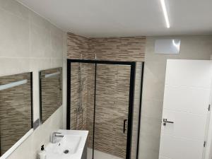 bagno con lavandino e doccia in vetro di Habitación individual con baño compartido, Pozuelo, casa Boutique a Pozuelo de Alarcón