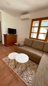 uma sala de estar com um sofá e uma mesa em Beach house Evita em Prožura