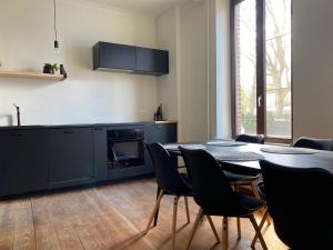 cocina y comedor con mesa y sillas en Huis Louis en Kortessem