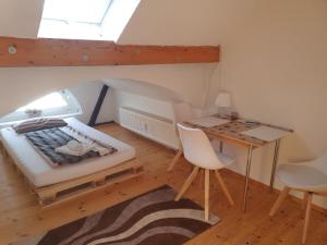 a bedroom with a bed and a desk and a window at Hotel, Ferienwohnung, Zimmer in Bad Driburg