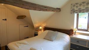 מיטה או מיטות בחדר ב-Sheep Dip Cottage - 5* Cyfie Farm, with log burner and private hot tub