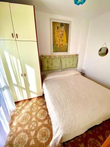 - une chambre avec un lit et une peinture murale dans l'établissement Largo piano, à Scilla