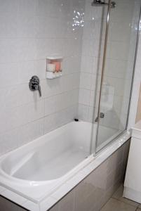 Ένα μπάνιο στο Melton Motor Inn and Apartments
