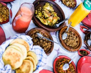 een tafel met borden en schalen van voedsel bij Vibe Surf Morocco in Agadir