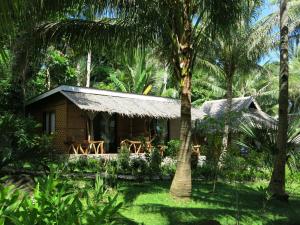 Garden sa labas ng Camiguin Volcan Beach Eco Retreat & Dive Resort