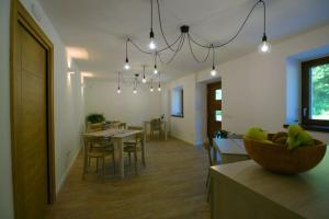 eine Küche und ein Wohnzimmer mit einem Tisch und einem Esszimmer in der Unterkunft Péstrofa in San Pietro al Natisone