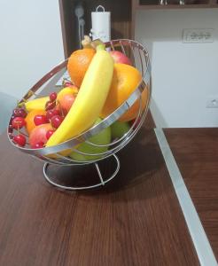 un cesto di frutta in cima a un tavolo di VEMIUR a Čačak