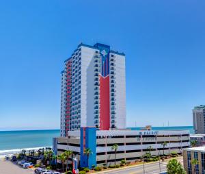 默特尔比奇Palace Resort的海边高耸的建筑