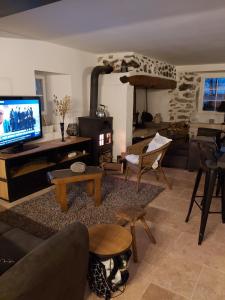 TV a/nebo společenská místnost v ubytování La Ferme de Beauregard SPA -LANARCE 07660 - jacuzzi et sauna