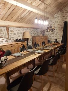 Restoran või mõni muu söögikoht majutusasutuses La Ferme de Beauregard SPA -LANARCE 07660 - jacuzzi et sauna
