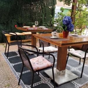 Appartamento il Borgo di Baroncino في Faiano: طاولة وكراسي خشبية على الفناء