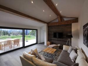una sala de estar con un sofá y una mesa en Kräuterhof Chalets, en Missen-Wilhams