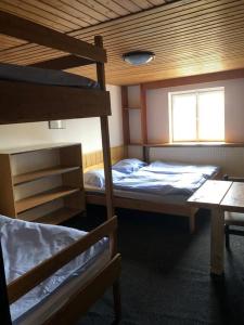 מיטה או מיטות קומותיים בחדר ב-Kořenov 10 chalupa na horách