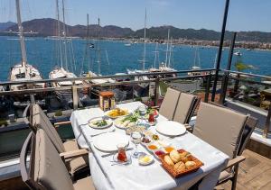 una mesa en un barco con comida. en Liman Deluxe Hotel en Marmaris