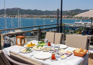 une table avec des assiettes de nourriture au-dessus d'un bateau dans l'établissement Liman Deluxe Hotel, à Marmaris