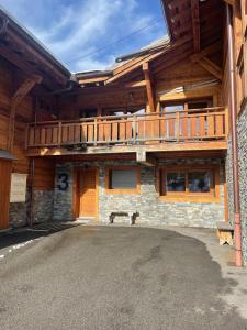 um edifício com uma varanda em cima em Chalet Moose em Morzine