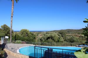 Blick auf einen Pool mit einem Resort in der Unterkunft Maiorca Sea-view Apartment in Budoni