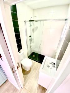 a bathroom with a shower and a toilet at Casa do Sol in Aveiro