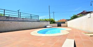 mały basen na ceglanym patio w obiekcie Apartamento con piscina próximo a Sanxenxo w mieście Sanxenxo