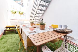 una mesa de madera en un apartamento con césped verde en Bo&Co Apartments, en Sitges