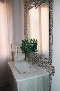 y baño con lavabo y espejo. en KASETAS APARTMENT’S, en Sarria