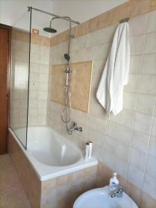 y baño con bañera, aseo y lavamanos. en APPARTAMENTO DI VIA REFINI II, en Spoleto