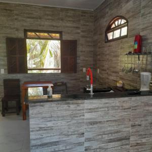 eine Küche mit einer Spüle und einer Arbeitsplatte in der Unterkunft Axe Mainha Flats e Kitnet in Morro de São Paulo