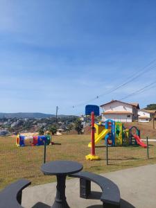 Kawasan permainan kanak-kanak di Suíte no Mirante em Escarpas