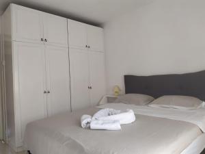 ein weißes Schlafzimmer mit 2 Betten und Handtüchern darauf in der Unterkunft Braavos Apartment 2 - Šibenik city center in Šibenik