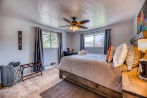 レイクウッドにあるQuiet Sunlit Retreat w many Travel Amenities n Grgのベッドと天井扇風機のある寝室