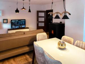 een woonkamer met een bank en een tafel bij PRILEP NEW BEST APARTMENTS in Prilep