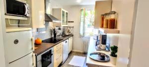 Kuchyň nebo kuchyňský kout v ubytování Appartement Esprit Vintage entre Plages et Mourillon