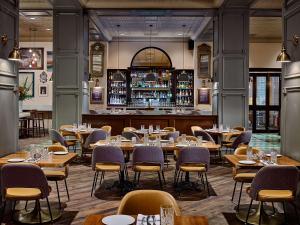 a restaurant with tables and chairs and a bar at The Royal Sonesta Chase Park Plaza St Louis in Saint Louis +81 photos