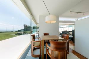 a dining room with a table and chairs at Casa da Ria in Torreira