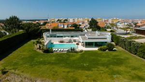 an aerial view of a house with a large yard at Casa da Ria in Torreira