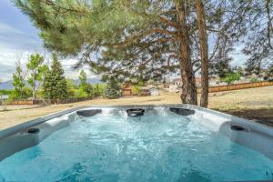una bañera de hidromasaje en un patio con un árbol en NEW 5BR House with Peak Views in Colorado Springs en Colorado Springs