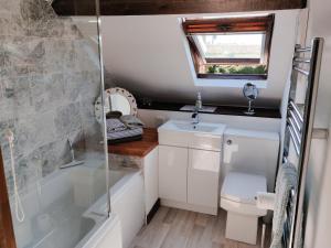 Un baño con ducha, lavabo e inodoro. en The Coach House, en Bridgwater 10 fotos más