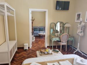 Habitación con cama, escritorio y mesa. en Casa de Lorca, en Alcalá de Henares