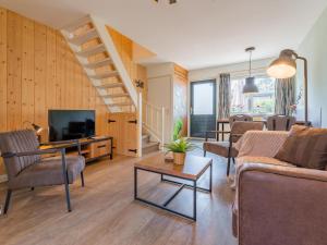 TV a/nebo společenská místnost v ubytování Tiny house Pimpelmees