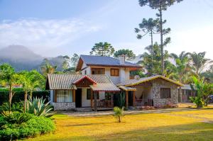 uma casa no meio de um quintal em Recanto Meu Pedacinho de Chão em Visconde de Mauá