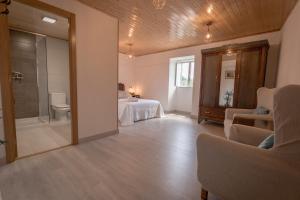 Un dormitorio con una cama y un baño con ducha. en Casa dos Muiños, en Pontevedra 52 fotos más