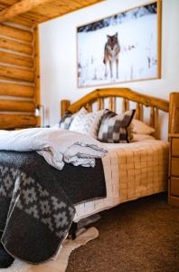 Postel nebo postele na pokoji v ubytování Teton Cabins