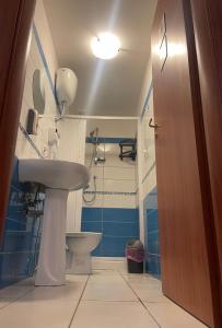 uma casa de banho com um lavatório e um WC em A I R Garibaldi Apartment em Nápoles