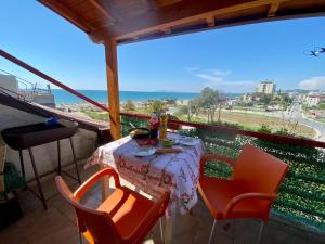 una mesa y sillas en un balcón con vistas al océano en 1bedroom holiday apartment with amazing view Golem,Durres en Golem