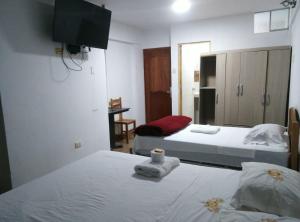 Hotel Royal Olympic tesisinde bir odada yatak veya yataklar