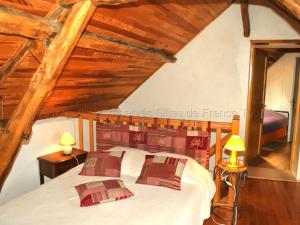 Maison 19e siècle en Touraine, jardin clos et WIFI - FR-1-381-220にあるベッド