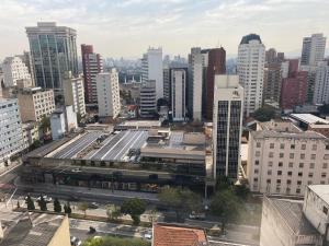 een luchtzicht op een stad met hoge gebouwen bij Classic Flat do Eduardo in Sao Paulo