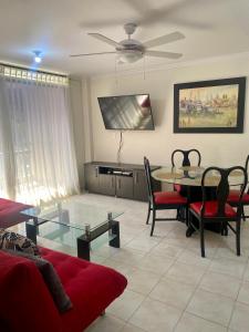 een woonkamer met een glazen tafel en stoelen bij Apartamento Rodadero in Gaira